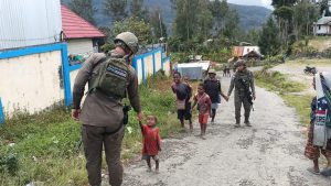 Patroli Humanis Satgas Damai Cartenz di Sugapa, Wujudkan Rasa Aman bagi Masyarakat