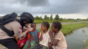 Di Balik Ramainya Pasar Keyabi Nduga, Senyum Mama Papua dan Polwan Damai Cartenz Rajut Rasa Aman dan Nyaman