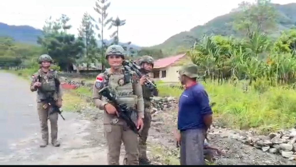 Patroli Jalan Kaki, Personel Ops Damai Cartenz Perkuat Keamanan dan Jalin Kedekatan dengan Warga Puncak Jaya