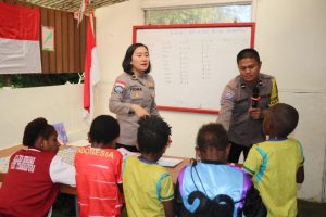 Melalui Honai Belajar, Ops Damai Cartenz Kenalkan Dunia dan Tata Surya kepada Anak-anak di Tembagapura, Timika, Papua Tengah