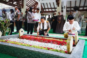 Jelang Hari Bhayangkara, Kapolri Ziarah ke Makam Gus Dur