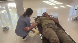 Meriahkan HUT Bhayangkara ke-80, Personel Damai Cartenz Partisipasi Dalam Giat Donor Darah di Polres Nabire