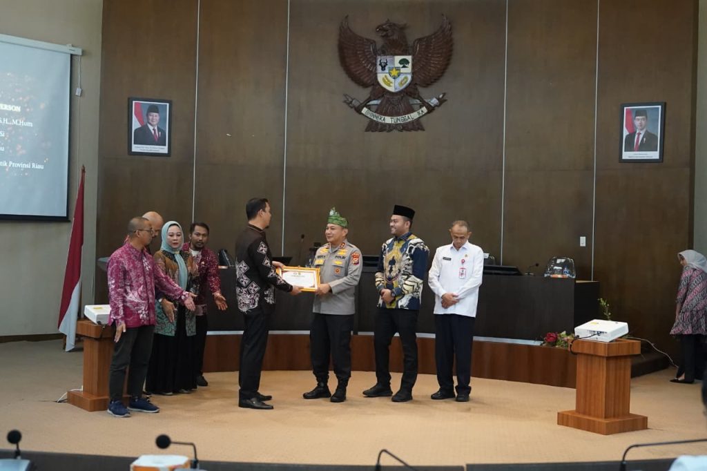 Polda Riau Raih Dua Penghargaan Keterbukaan Informasi Publik, Kapolda : Kado Istimewa Hari Bhayangkara ke-80