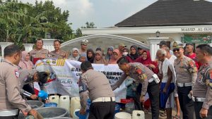 Ditlantas Polda Lampung Salurkan 16.000 Liter Air Bersih untuk 100 KK di Pesawaran Sambut Hari Bhayangkara ke-80