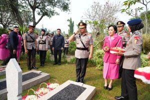 Menghormati Jasa, Melanjutkan Pengabdian : Wakapolri Pimpin Ziarah Nasional Menjelang Hari Bhayangkara ke-80