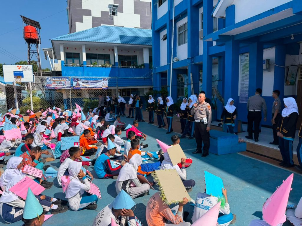 Satlantas Polresta Bengkulu Edukasi Pelajar SMPN 1 tentang Tertib Berlalu Lintas dan Bahaya Balap Liar